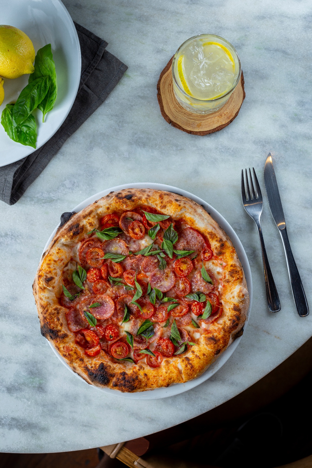 Pizza La Braciera com calabresa e manjericão